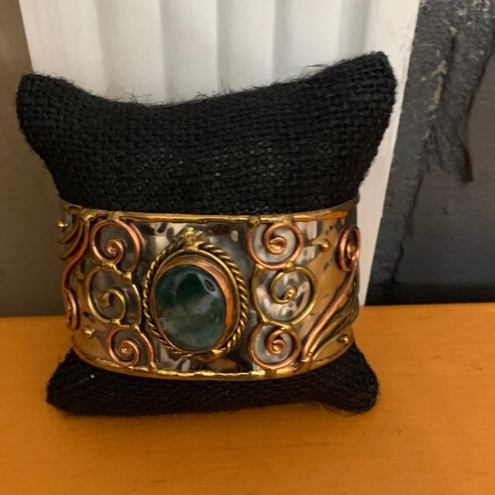 Elegant Gold and Green Bracelet - Picture 3 of 4